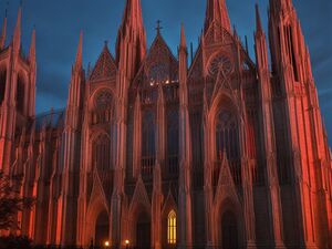 Caterdral transformada em boate no centro da cidade